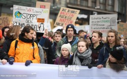 01 March 2019, Hamburg: Climate activist Greta Thunberg (M) at a rally. The young Swedish woman has come to Germany for the first time for a school strike for more climate protection .